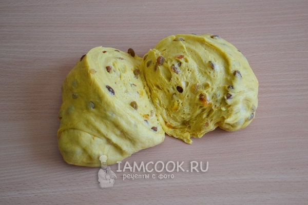 Разделить тесто на две части