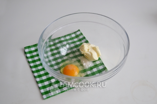 Соединить масло, яйцо и соль