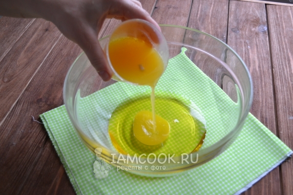 Соединить сок с маслом