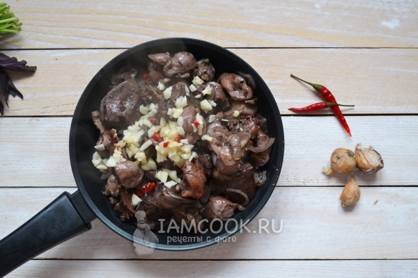 Добавить перец и чеснок