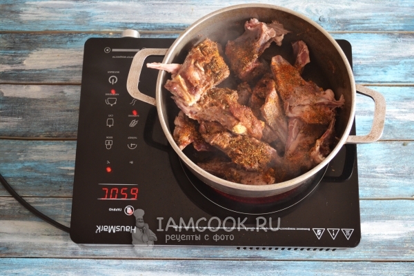 Всыпать к ребрам специи