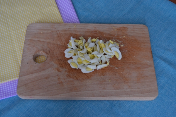 Порезать яйца