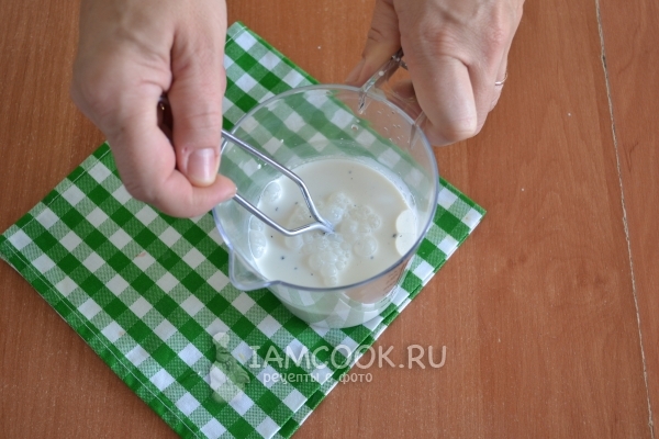 Соединить сливки, яичные белки, соль и перец