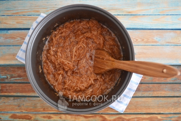 Размешать яблоки с сахаром