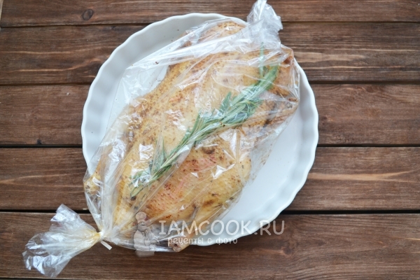 Положить утку с розмарином в пакет для запекания