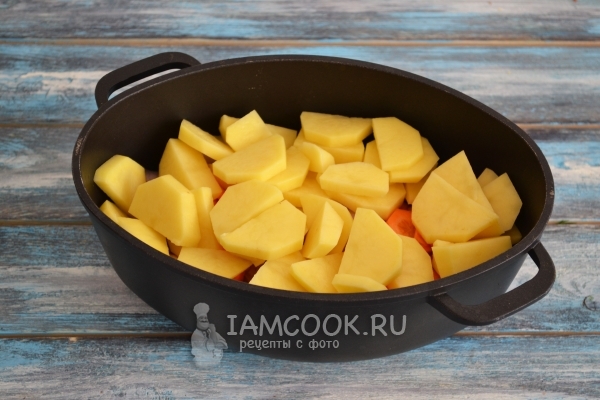 Положить картофель в казан