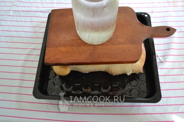 Положить на желудок груз