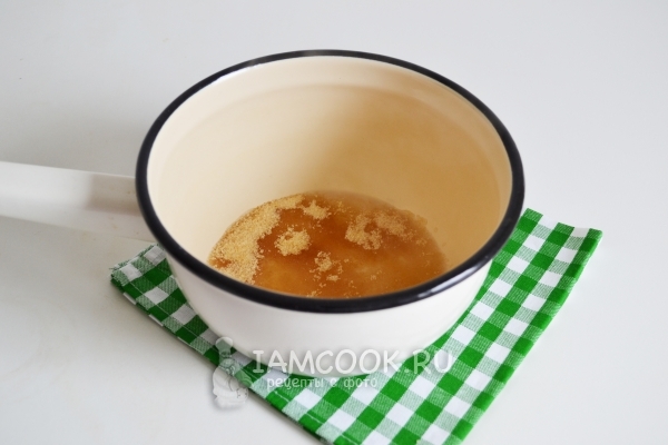 Залить желатин горячей водой