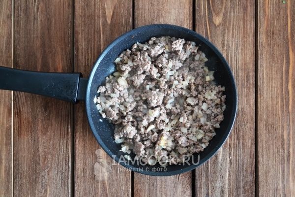 Обжарить фарш с луком