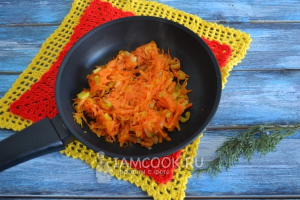 Обжарить лук с морковью