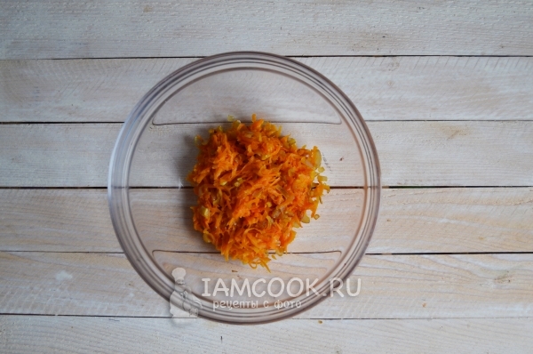 Обжарить лук с морковью