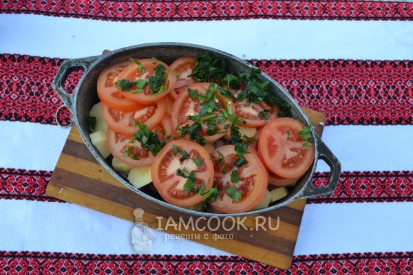 Добавить картофель, помидоры и зелень