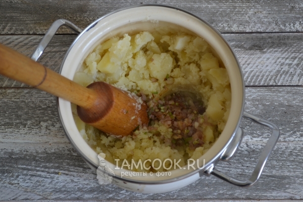 Потолочь картофель с луком