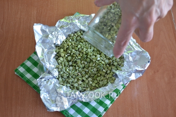 Насыпать на тесто горох