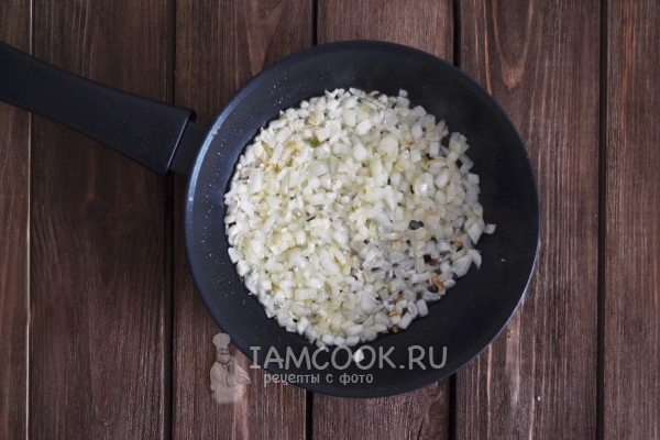 Обжарить лук