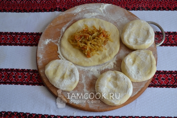 Положить на тесто начинку