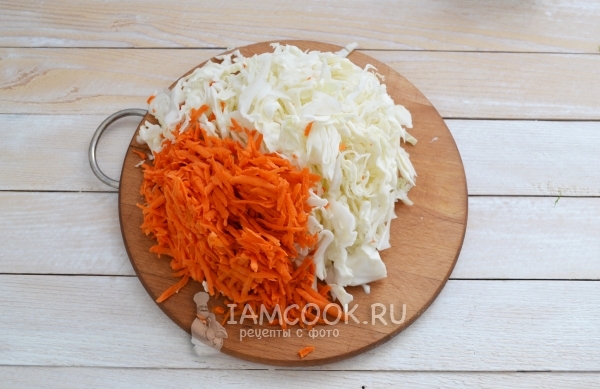 Натереть морковь и порезать капусту