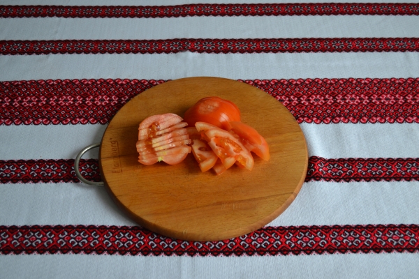 Нарезать помидоры