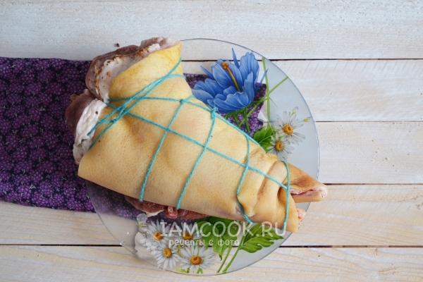 Связали рульку в тугой рулет