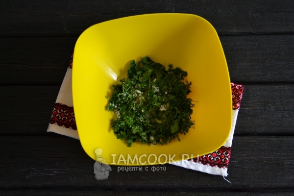 Соединить зелень, чеснок и соль