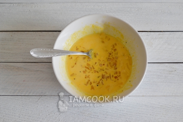 Соединить сливки, лук и желтки