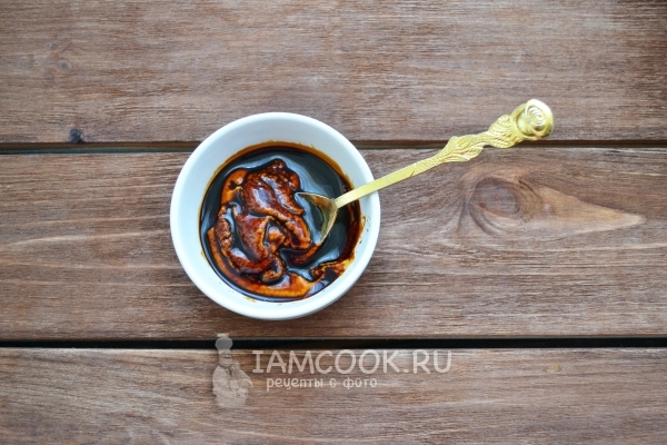 Смешать горчицу с соевым соусом