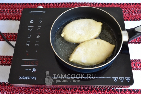 Положить пирожки на сковороду
