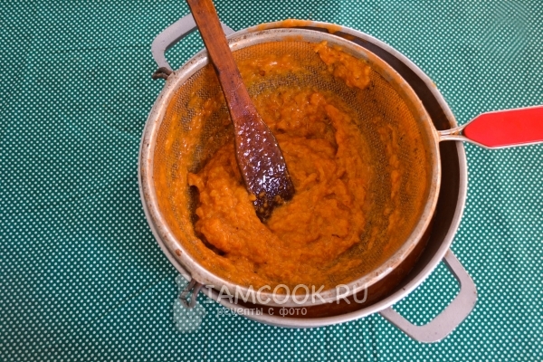 Протереть абрикосы через сито