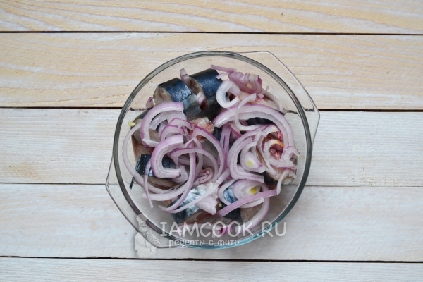 Соединить скумбрию с луком