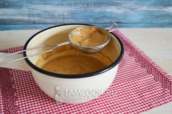 Снять с сока пену