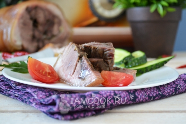 Подача рулета из свиной рульки, приготовленного в мультиварке