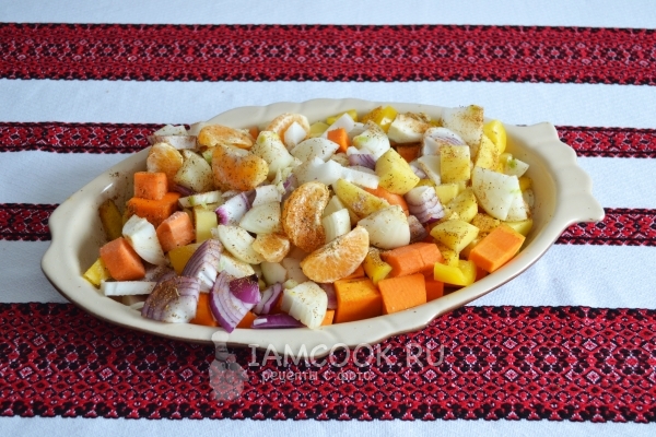 Посыпать специями и солью