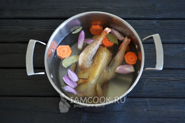 Положить в воду курицу и овощи
