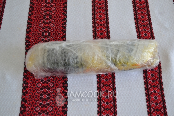 Завернуть рыбу в пленку