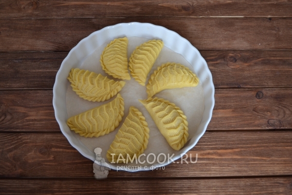 Положить пирожки в форму