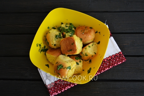 Положить пампушки в соус