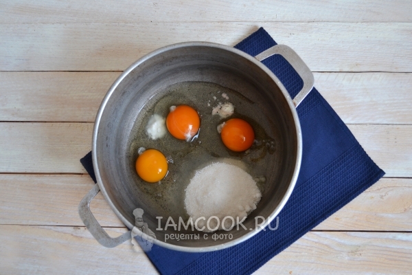 Соединить яйца, сахар и соду