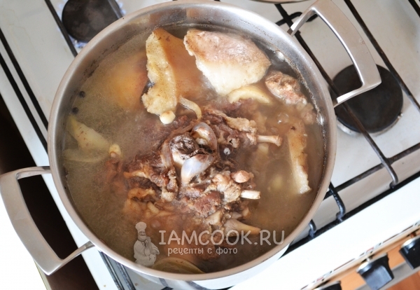 Положить в бульон пряности