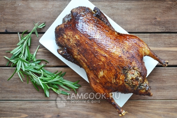 Утка, фаршированная гречкой, в духовке