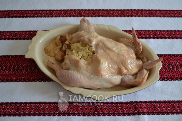 Заполнить кожу курицы фаршем
