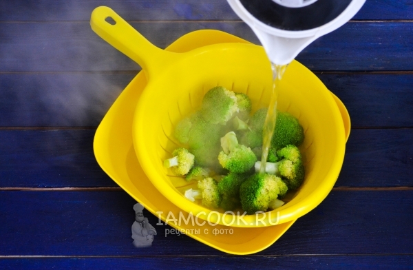 Залить капусту горячей водой