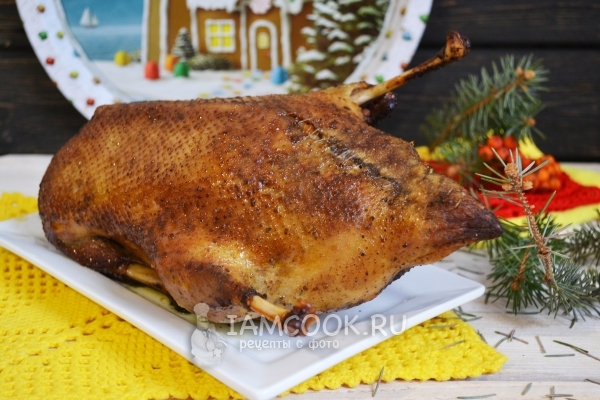 Готовая утка, фаршированная рисом и грибами