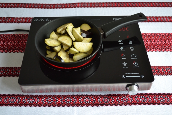 Обжарить баклажан