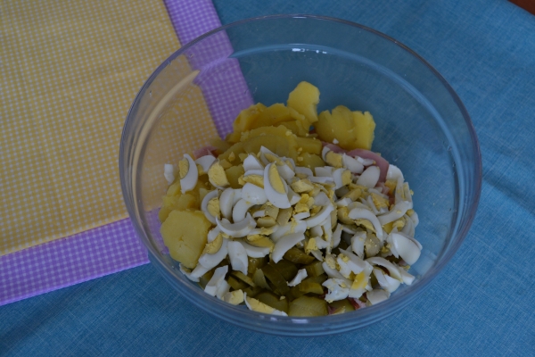 Соединить картофель, огурцы, мясо и яйца