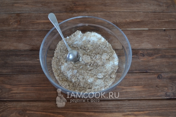 Всыпать сахар и кардамон