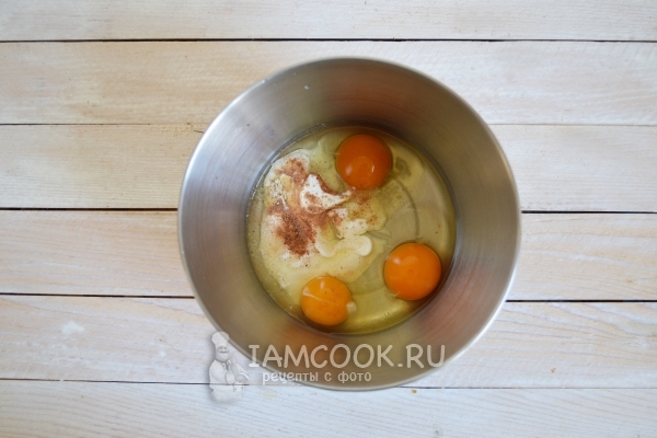 Соединить яйца, сметану, соль и специи