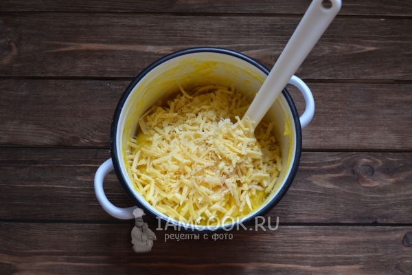 Всыпать тертый сыр