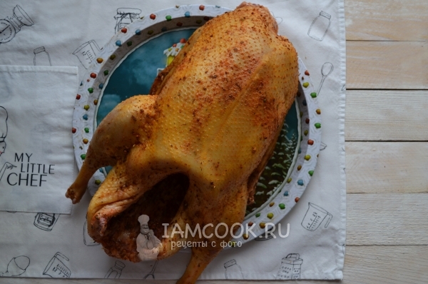 Натереть гуся солью и специями