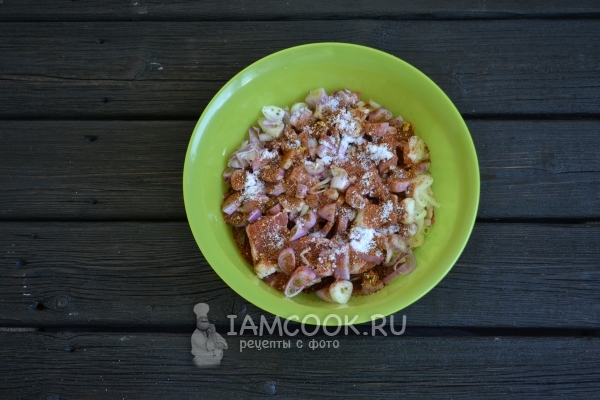 Добавить лук, соль и специи