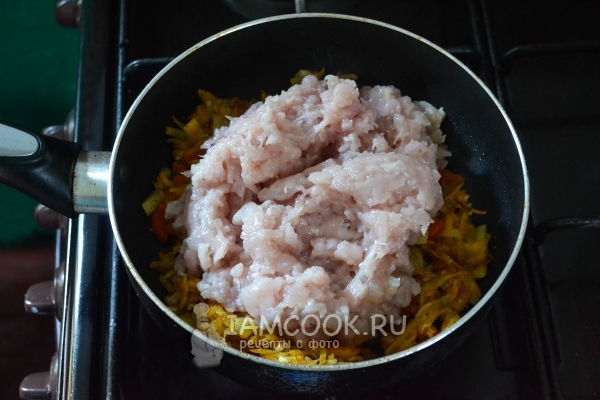 Положить фарш